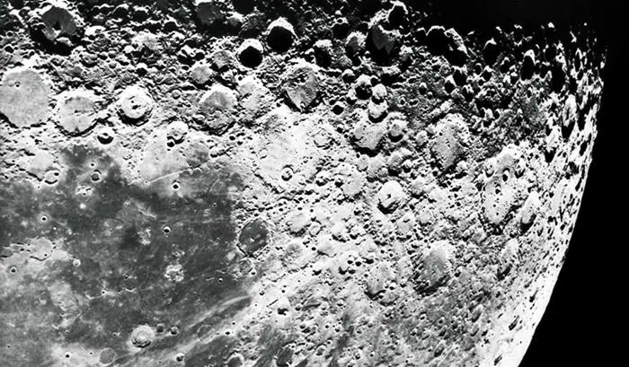 Ay yüzeyinde irili ufaklı çok sayıda krater bulunur. 